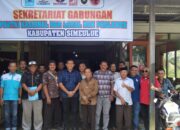 Kombes Pol. Mohammad Nasrun Mikaris (tengah) dan para pimpinan Parpol Non Parlemen serta pengurus dan anggota Monas Center foto bersama di depan Sekretariat Gabungan, Selasa (29/5). Waspada/Rahmad