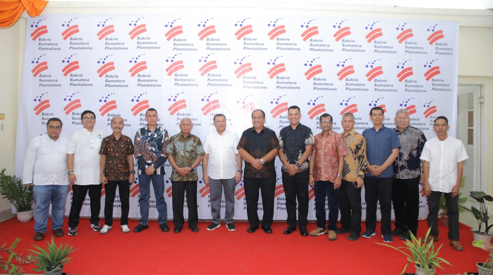 Bupati Asahan Surya, didampingi Wakil Bupati Taufik Zainal Abidin Siregar, Vice President Director PT BSP TBK Vinayaka B.S, General Manager BSP Sumut 1 Ahmad Nelson Samosir, Dandim 0208/AS, Danyonif 126/KC, Ketua Bidang Daerah PWI Sumut Nurkarim Nehe, foto bersama saat halal bihalal dan silaturahim PT BSP dengan Forkopimda dan Forkopimca Asahan. Waspada/Sapriadi