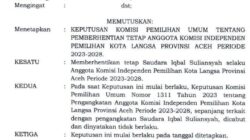 Surat keputusan pemberhentian anggota KIP Kota Langsa, Iqbal Suliansyah oleh KPU RI. Waspada/Ist