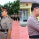 Kapolres Nisel saat memimpin serah terima jabatan Kabag Ren dan Kapolsek Teluldalam di halamam apel Mapolres Nisel, Senin (20/5). Waspada/Ist