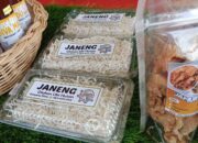 Sejumlah produk UMKM yang dijual di Stand TTG Aceh Besar, pada pagelaran Teknologi Tepat Guna (TTG) Ke-25 tingkat Provinsi Aceh di Nagan Raya, Kamis (8/5). (Waspada/Ist)
