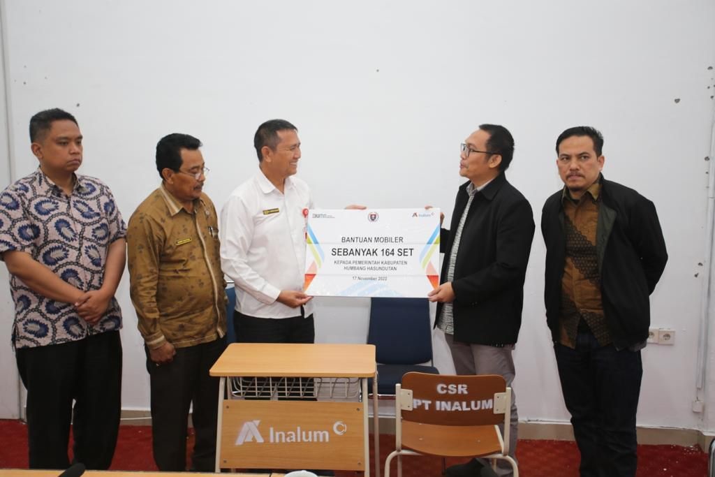 PT. Inalum menyerahkan bantuan mobiler kepada sekolah yang berada di sekitar perusahaan sebagai wujud komitmen perusahaan membina SDM. (Waspada/ist)