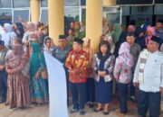 Pj Bupati Surung Charles Bantjin melepas keberangkatan calon jemaah haji asal Kabupaten Dairi. Waspada/KartoloMunte