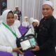 H. Mashudi, S.Sos.I, pegawai PHU Kantor Kemenag Aceh Timur, menyerahkan Maulida, jamaah calhaj Aceh Timur bergabung dengan Kloter 2 di Asrama Haji Banda Aceh, Rabu (29/5) malam. Waspada/H. Muhammad Ishak