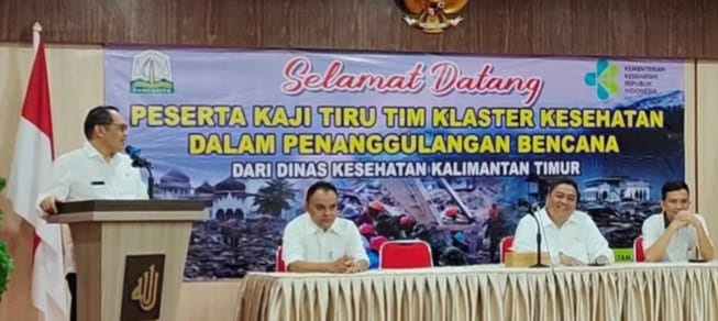 Kaltim Kaji Tiru Klaster Kesehatan Penanggulangan Bencana Ke Aceh Kadiskes Aceh, dr. Munawar, Sp.Og(K) memberikan sebutan pada pertemuan dengan rombongan Dinkes Kaltim yang melakukan kaji tiru klaster kesehatan ke Aceh. (Waspada/Zafrullah)