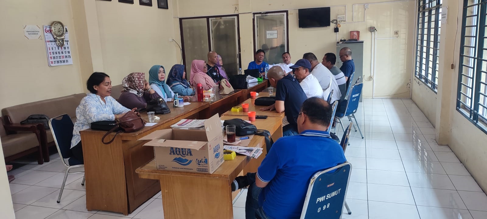 KETUA PWI Sumut Farianda Putra Sinik mempimpin rapat finalisasi acara Family Gathering PWI. Waspada/Ist