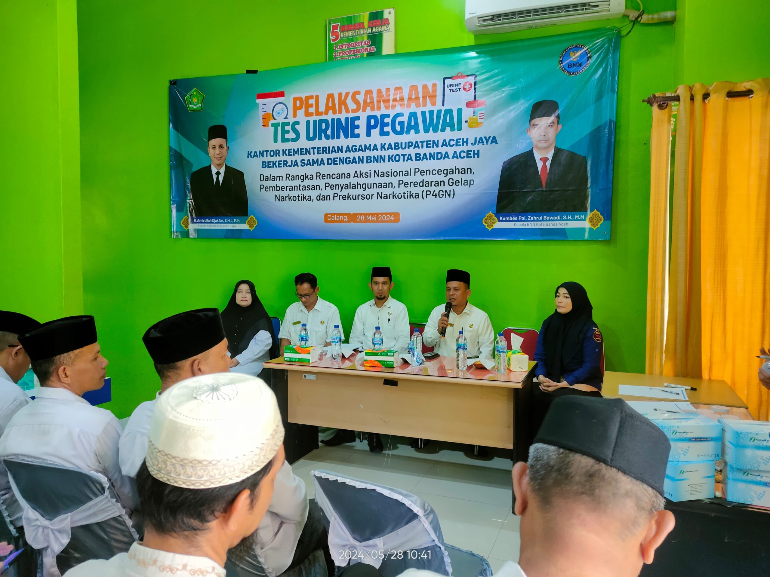 Kemenag Aceh Jaya bekerja sama dengan BNN Kota Banda Aceh melakukan tes urine terhadap ratusan pegawai dijajaran Kemenag Aceh Jaya untuk deteksi dini narkoba, di Aula Kantor setempat, Rabu (29/05/24).(Waspada/Ist)