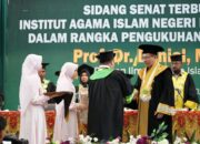 Rektor Institut Agama Islam Negeri (IAIN) Lhokseumawe Prof. Dr. Danial, M.Ag. dikukuhkan menjadi guru besar pada bidang Ilmu Hukum Islam, Kamis (9/5).Waspada/ist