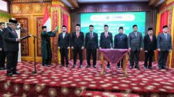 Pj Gubernur Aceh, Bustami Hamzah melantik manajemen BPKS dan anggota Direksi PT Pembangunan Aceh (PEMA), di Pendopo Gubernur Aceh, Banda Aceh, Rabu (8/5). (Waspada/Ist)