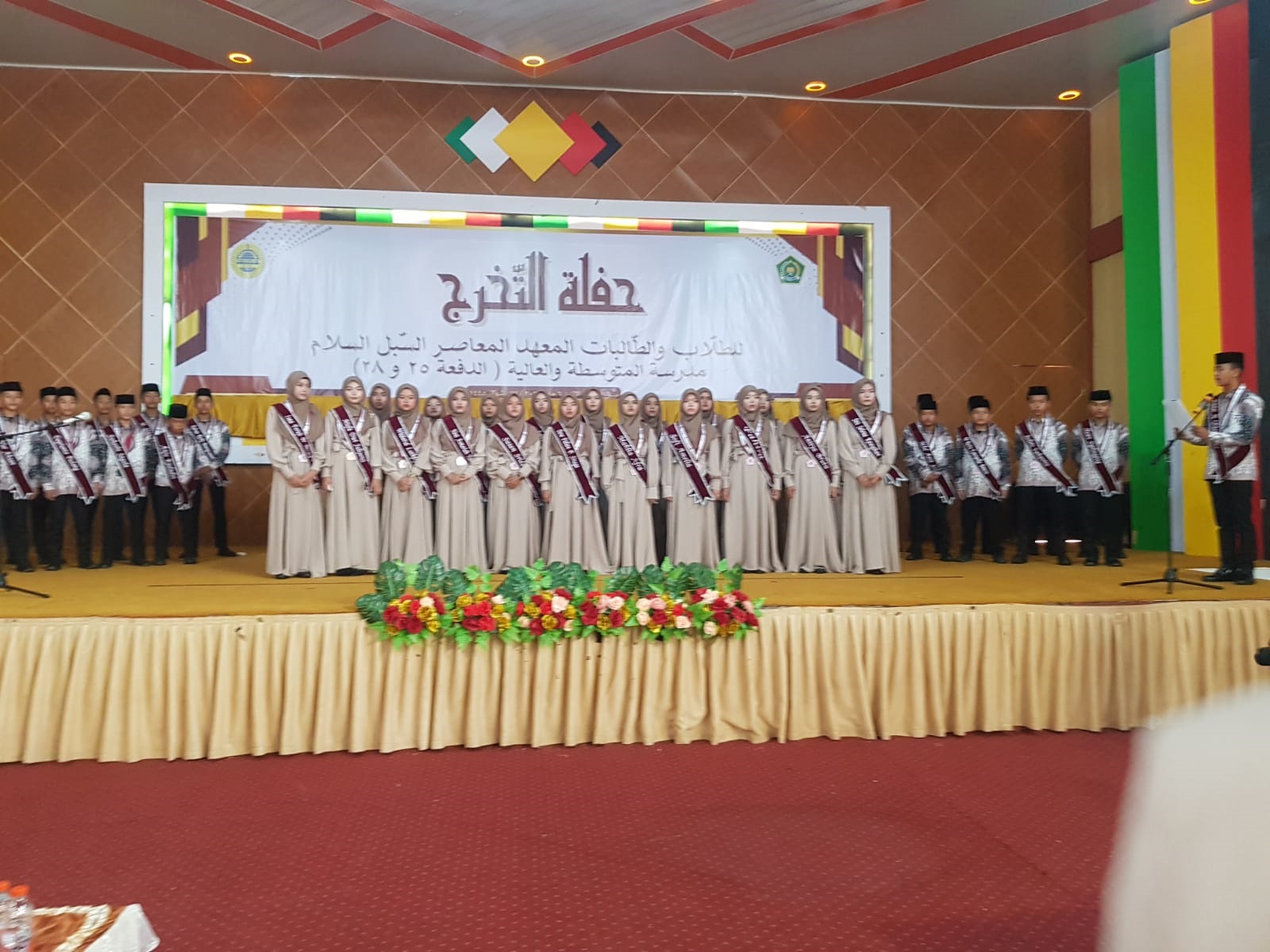 Penampilan alumni MTs dan MA DMT Jontor usai diwisuda. (Waspada/Khairul Boangmanalu) 