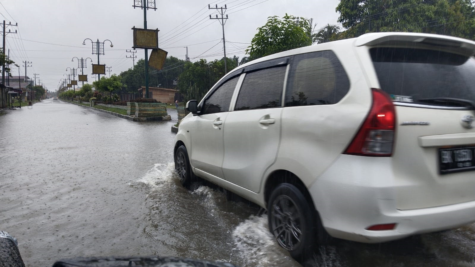 Badan jalan nasional digenangi banjir, bahkan setiap hujan turun jalan tersebut menjadi langganan banjir, di Desa Terutung Seperai Kecamatan Bambel. Waspada/Seh Muhammad Amin