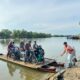 Warga menggunakan rakit kayu untuk menyebrangi sungai akibat jembatan rubuh di Naleung, Julok, Aceh Timur, Kamis (30/5). Waspasa/H. Muhammad Ishak