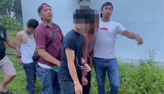 Para tersangka pengedar narkoba yang masih dalam satu keluarga diringkus Satres Narkoba Polres Batubara dari sebuah tempat kos di Desa Mangkai Baru,Kec. Limapuluh, Kab. Batubara. (Waspada/ist)