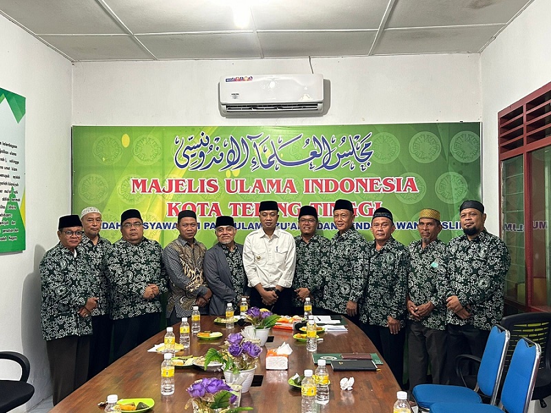 Pj Wali Kota Tebingtinggi, Moetaqqien Hasrimi, S.STP, M.Si berfoto bersama dengan Ketua MUI, Akhyar Nasution, dan Pengurus MUI Kota Tebingtinggi. Waspada/Kristian Brahmana