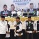 Pj. Bupati Aceh Utara diwakili Pj Sekda usai menyerahkan bendera Kloter 02 kepada Ketua Kloter (TPHI) di Aula Jeddah Asrama Haji Banda Aceh, Jumat (31/05/24). (Waspada/T.Mansursyah)