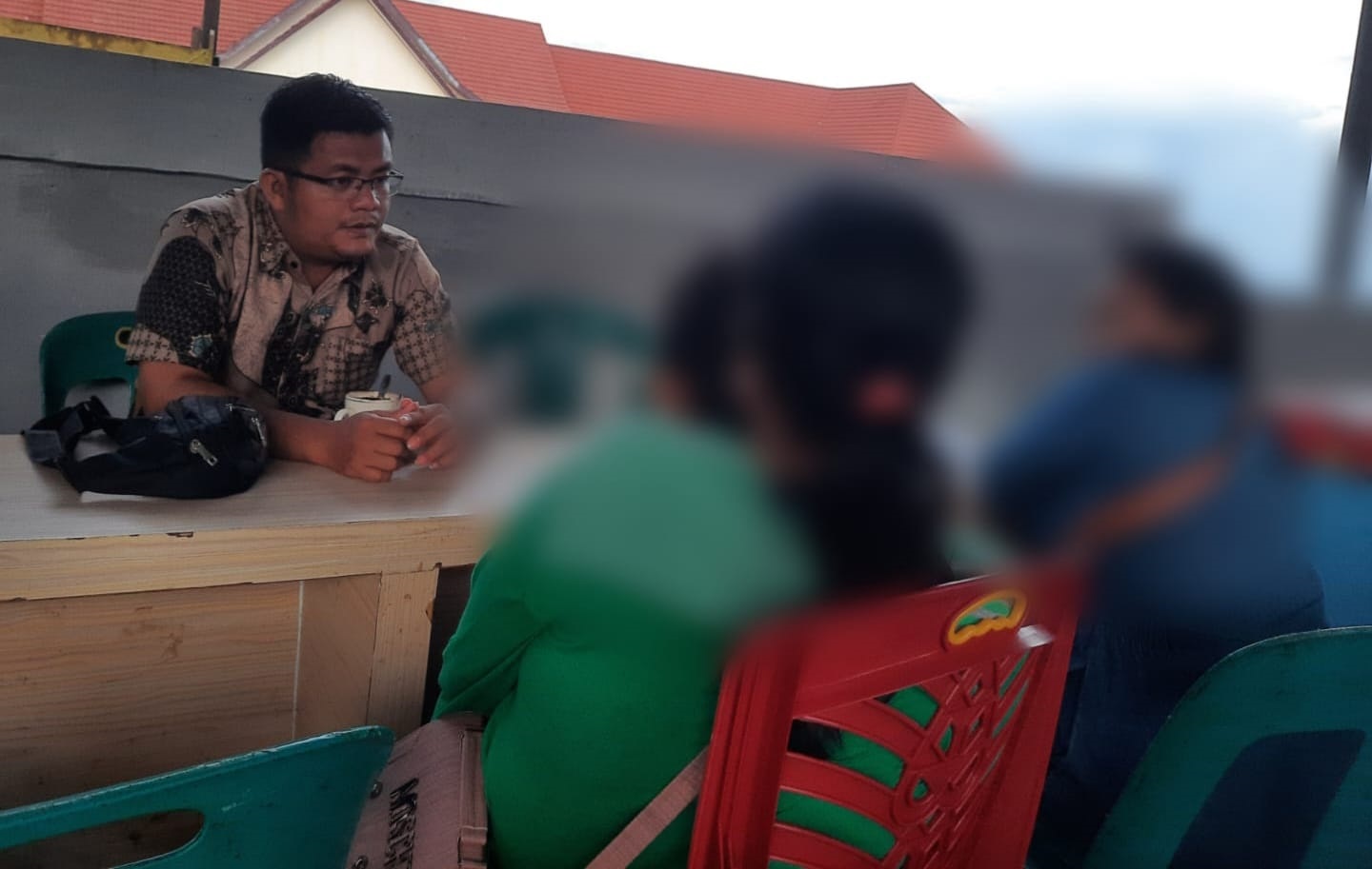 Juli Zega dan Tim Lembaga BURANGIR memberi pendampingan kepada korban dan keluarga. (Waspada/Ist)