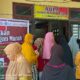 Masyarakat Kecamatan Gunung Meriah saat mengantre untuk pengambilan bahan pangan murah, di Aula Kantor Kecamatan, Rabu (7/5/2024). WASPADA/Ist
