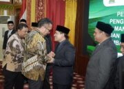 Tampak dalam gambar Pj. Wali Kota Sabang, Reza Fahlevi bersalaman dengan Kepala dan Wakil Kepala BPKS usai acara pelantikan di Meligou Gubernur Aceh. (Waspada/ist)