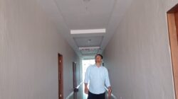 Plafon gedung DPRD Binjai ambruk dan air masih menetes yang ditampungi oleh ember. (Waspada/Ria Hamdani)