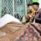 Wabup Simalungun H.Zonny Waldi didampingi sejumlah pimpinan SKPD saat bertakziah di rumah duka Atas meninggalnya Jaminta Purba anggota DPRD Simalungun, Selasa (30/4).(Waspada/ist).