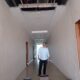 Plafon gedung DPRD Binjai ambruk dan air masih menetes yang ditampungi oleh ember. (Waspada/Ria Hamdani)
