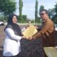 Sekda Abdya Salman Alfarisi menyerahkan SK pengangkatan PPPK, yang berlangsung di Halaman Kantor Bupati setempat, Senin (6/5).Waspada/Syafrizal