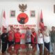 Wing Ganda Munthe bersama tim saat mengembalikan formulir pendaftaran Bacalon Wakil Bupati kepada Pengurus PDI-P Deliserdang. (Waspada/Edward Limbong).