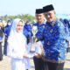 Pj Sekda Aceh Utara Dayan Albar didampingi oleh Kepala Dinas Pendidikan dan Kebudayaan Jamaluddin, SSos, MPd menyerahkan penghargaan pemenang Festival dan Lomba Seni Siswa Nasional (FLS2N) SMP tingkat kabupaten tahun 2024, Senin (5/6). Waspada /ist