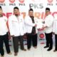 Herman Ritonga (2 kanan) serahkan berkas pendafataran ke DPD PKS Tapsel, diterima Ketua DPD Ustadz Freddy didampingi unsur pengurus. (Waspada/Sukri Falah Harahap)