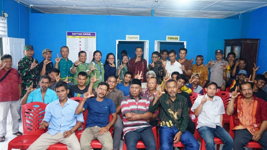 TPL bersama warga dalam pertemuan yang berlangsung di Desa Sanggapati, Kecamatan Angkola Timur.(Waspada/Ist)