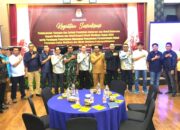 Ketua KPU Padangsidimpuan Tagor Dumora Lubis foto bersama dengan peserta Sosialisasi Tahapan dan Jadwal Pemilukada serentak Tahun 2024 di Mega Permata Hotel Padangsidimpuan, Selasa (30/4). Waspada/Mohot Lubis.
