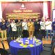 Ketua KPU Padangsidimpuan Tagor Dumora Lubis foto bersama dengan peserta Sosialisasi Tahapan dan Jadwal Pemilukada serentak Tahun 2024 di Mega Permata Hotel Padangsidimpuan, Selasa (30/4). Waspada/Mohot Lubis.
