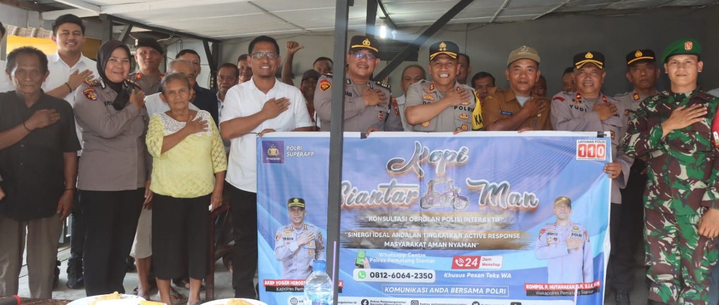 Kapolres Pematangsiantar AKBP Yogen Heroes Baruno (empat kanan) pose bersama warga dan lainnya saat Curhat Kamtibmas Kopi Siantar Man di Warkop Pak Tri, Jl. Pdt. J. Wismar Saragih, Kel. Nagapita, Kec. Siantar Martoba, Senin (6/5) sore.(Waspada-Ist).