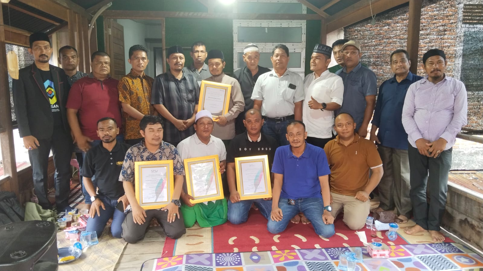 Pengurus dan anggota Serikat Perusahaan Pers (SPS) Provinsi Aceh mengikuti acara silaturahmi dan syukuran yang digelar di kantor salah satu anggota SPS Aceh, kawasan Lampineung, Banda Aceh, Jumat (10/5). (Waspada/Ist)