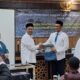 Warek I UIN Ar Raniry Banda Aceh, Prof Dr Yasir Yusuf, didampingi Dekan Fakultas Dakwah dan Komunikasi, Prof Dr. Kusmawati Hatta, dan Kabid PHU Kanwil Kemenag Aceh, Drs H Arijal, MSi, menyerahkan atribut di sela-sela Pembukaan Sertifikasi Manasik Haji dan Umrah Mandiri Angkatan III di Banda Aceh, Senin (6/5) malam. Waspada/st.