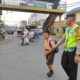 Personel Polres Sibolga sedang membantu menyeberangkan anak sekolah saat gelar Patroli dan Pos Padat Pagi, Sabtu (11/5). Waspada/ist