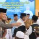  Wakapolres Langkat Kompol Henman Limbong, SP, SIK menepungtawari Calhaj asal Kabupaten Langkat di Pendopo Jentera Malay Rumah Dinas Bupati Langkat, Selasa (07/05/2024) siang. Waspada/ist
