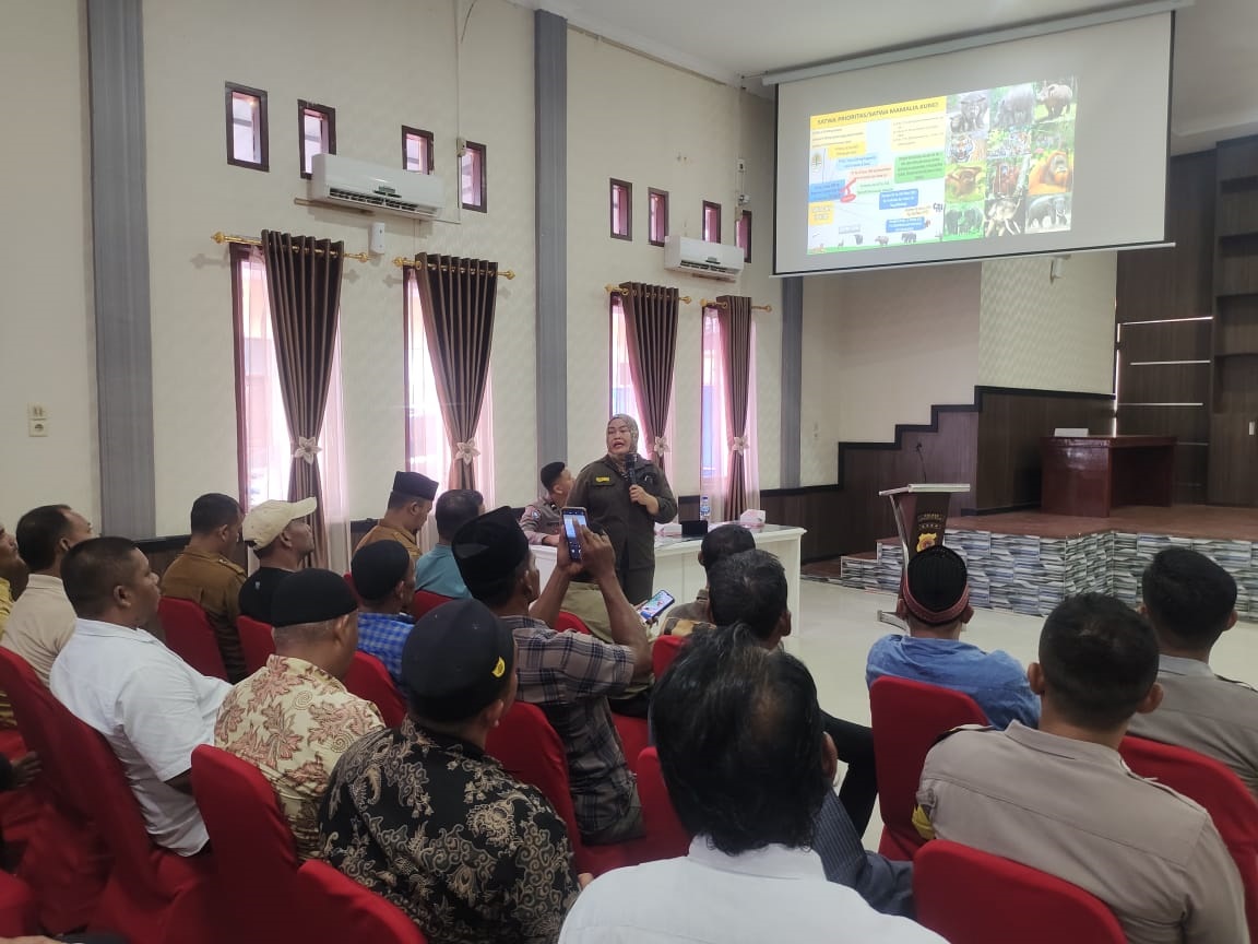 drh. Taing Lubis MM, dari BKSDA Aceh, memberikan materi dalam Sosialisasi Satwa Liar Dilindungi dan Larangan Penggunaan Senapan Angin Kaliner 4,5 MM di Aula Polres Aceh Timur di Peudawa, Selasa (7/5). Waspada/H. Muhammad Ishak