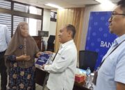 Kepala KPw BI Pematangsiantar Muqorobin (dua kanan) menyerahkan penggantian uang terbakar kepada Rahmawati (dua kiri), warga Kel. Perdagangan, Kec. Bandar, Kab. Simalungun di ruang rapat lantai empat KPw BI, Jl. Adam Malik, Senin (13/5).(Waspada-Edoard Sinaga).