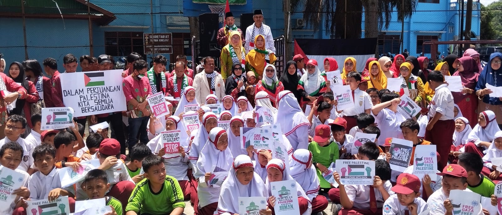 Rektor UM Tapsel Muhammad Darwis, MPd (kiri atas) didampingi Ketua PDM Padangsidimpuan Dr. Anhar membacakan pernyataan sikap civitas akademika UM Tapsel dan keluarga besar perserikatan Muhamadiyah saat aksi bela Palestina di UM Tapsel, Selasa (7/5).Waspada/Mohot Lubis.