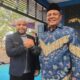 Bacawabup Partai Golkar, H.Ali Basrah berjabat tangan dengan Ketua DPD II NasDem, Hatta Bulkaini, usai mengambil formulir pendaftaran Bacabup, Selasa (7/5). Waspada/Ist