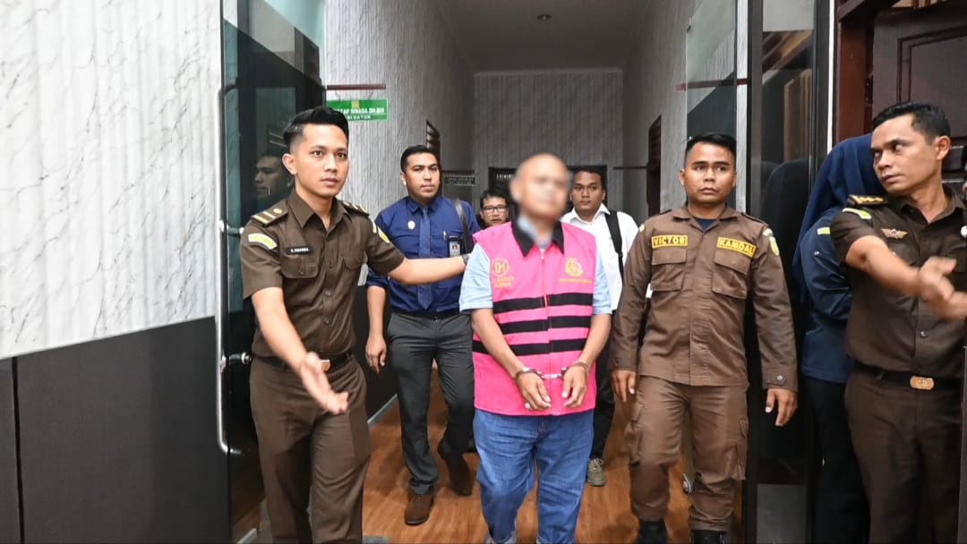 Tersangka Kadis Koperasi UKM dan Perdagangan Pemerintah Kota Padangsidimpuan saat digiring petugas kejaksaan.(Waspada/Ist)