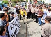 Puluhan mahasiswa yang menamakan diri mereka Mahasiswa Peduli Demokrasi mengadakan aksi demo di halaman sekretariat KPU Pematangsiantar, Jl. Porsea, Senin (13/5) yang menuding KPU bobrok dan tidak profesional, karena ada Caleg terpilih untuk DPRD Pematangsiantar 2024, terindikasi melakukan pemalsuan dokumen.(Waspada-Edoard Sinaga).