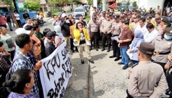 Mahasiswa Demo Tuding Ada Caleg Terpilih Pemalsuan Dokumen Di P.Siantar