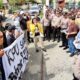 Puluhan mahasiswa yang menamakan diri mereka Mahasiswa Peduli Demokrasi mengadakan aksi demo di halaman sekretariat KPU Pematangsiantar, Jl. Porsea, Senin (13/5) yang menuding KPU bobrok dan tidak profesional, karena ada Caleg terpilih untuk DPRD Pematangsiantar 2024, terindikasi melakukan pemalsuan dokumen.(Waspada-Edoard Sinaga).
