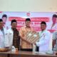 Adlin Tambunan mengembalikan formulir pendaftaran di kantor DPD PKS Sergai yang langsung diterima ketua DPD PKS Sergai Suherman Saragih, S.Pd.i. Waspada/Darmawan.