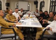 KETUA PWI Sumut H. Farianda Putra Sinik berbincang dengan Pj Bupati Langkat H.M Faisal Hasrimy. Waspada/Ist