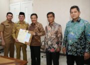 Amiruddin Terima Sertifikat Aset Tanah Pemko Dari Staf Ahli Menteri ATR/Kepala BPN