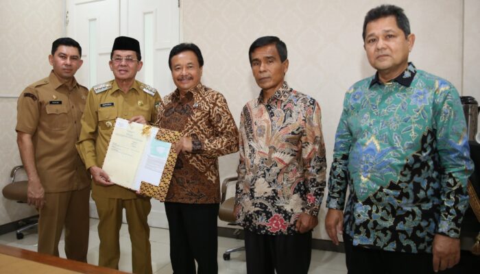 Amiruddin Terima Sertifikat Aset Tanah Pemko Dari Staf Ahli Menteri ATR/Kepala BPN