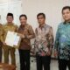 Pj Wali Kota Banda Aceh Amiruddin menerima secara simbolis sertifikat aset tanah hak pakai pemko Banda Aceh dari staf ahli menteri agraria dan tata ruang / Kepala BPN Jonatar di Pendopo wali kota, Senin (13/05/24).(Waspada/T.Mansursyah)